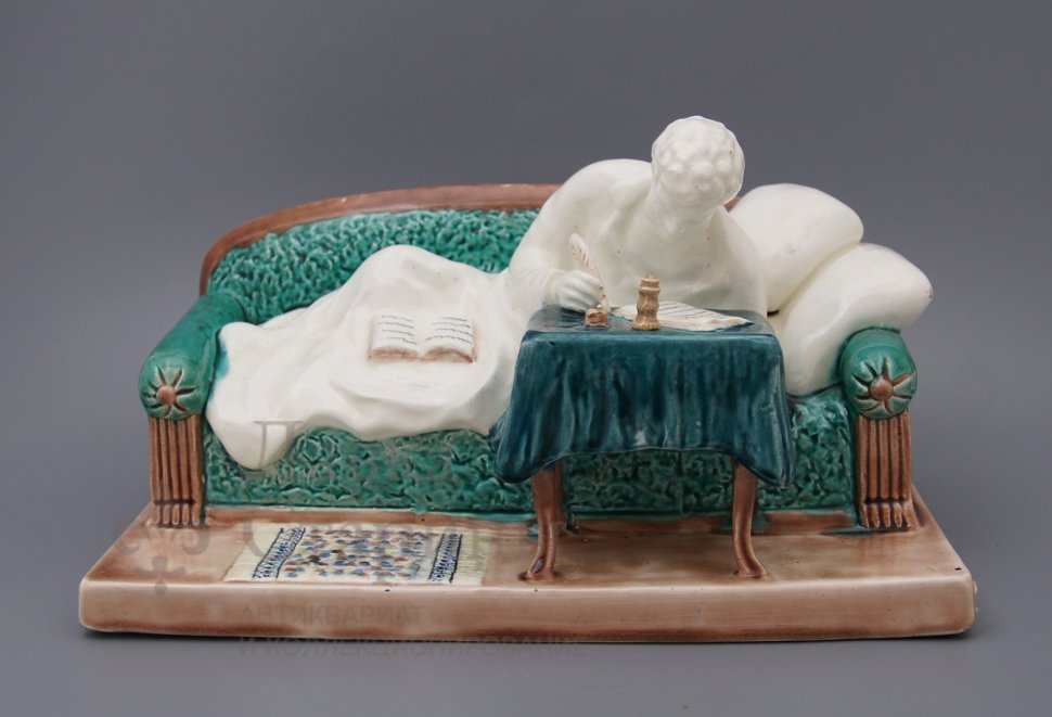 Скульптура «А. С. Пушкин на диване»